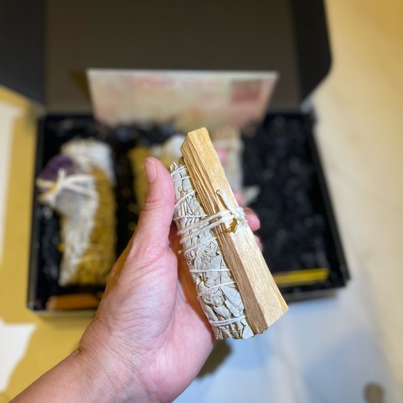 NWT Crystal-Infused Sage Smudge Sticks Gift Box Set - Picture 4 of 7